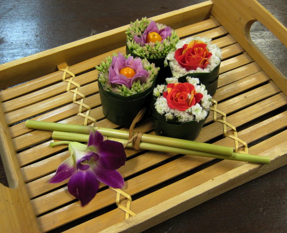 Цветочная композиция из живых цветов в виде суши