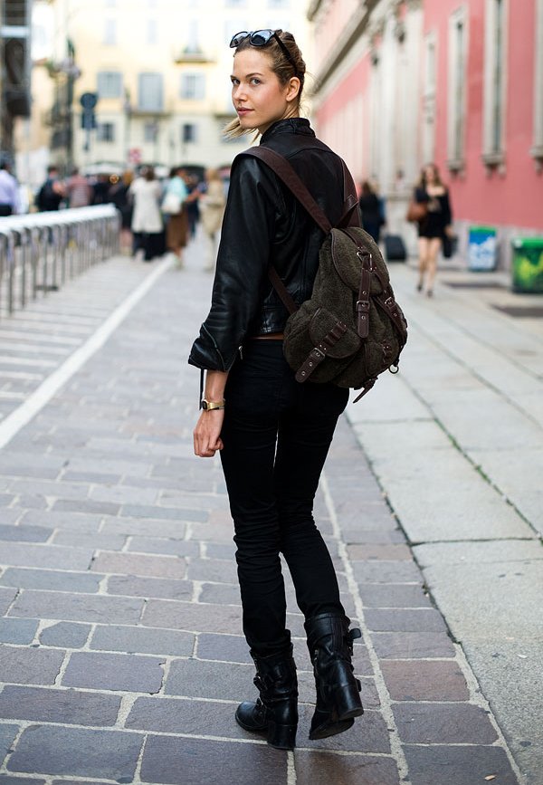 Черный рюкзак с темными джинсами и сапогами