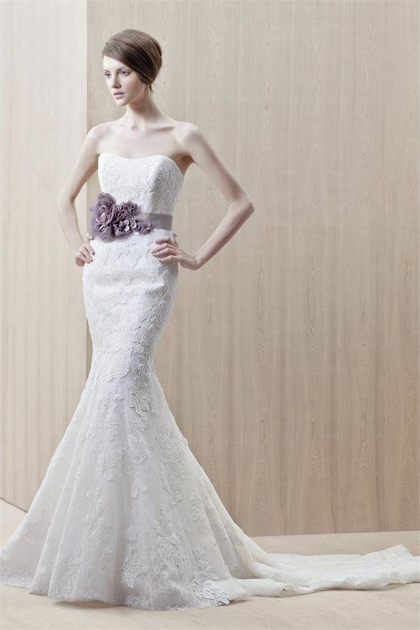свадебные платья: русалка с открытыми плечами с цветочным декором