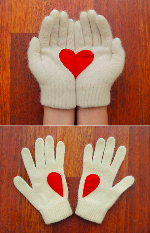 идея оформления подарка на14 февраля, на день валентина - дарим подарок в перчатках, на которых пришито сердце