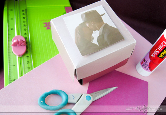 идея оформления подарка на 14 февраля, на день валентина - дарим коробочку, которая открывается и на ее стенках написаны пожелания и есть картинки или фотографии
