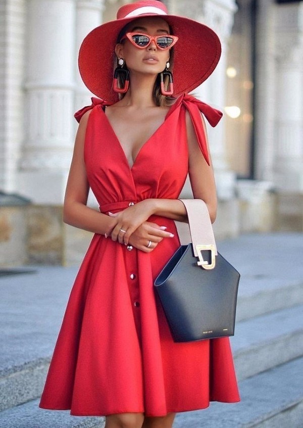 Красное платье подчеркивает индивидуальность женщины