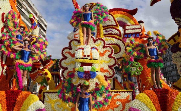 Цветочные декорации «Битвы цветов» в Ларедо