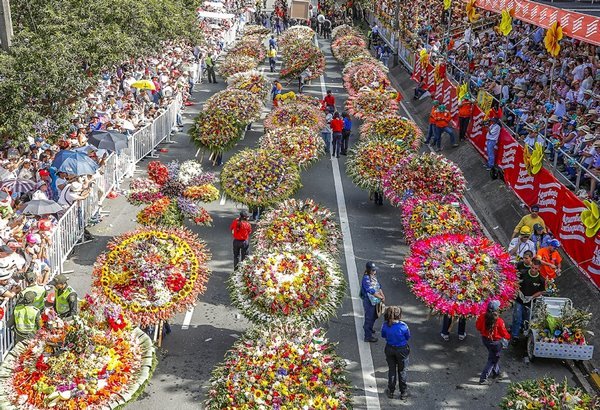 Карнавальные процессии на фестивале Feria de Las Flores в Медельине