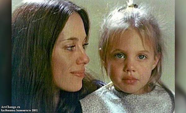 Анджелина Джоли в детстве с мамой Маршелин Бертран
