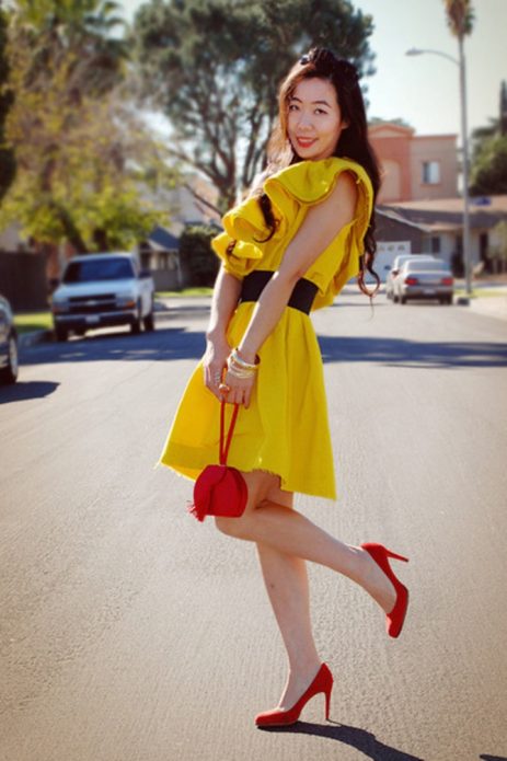 Красные туфли под жёлтое платье