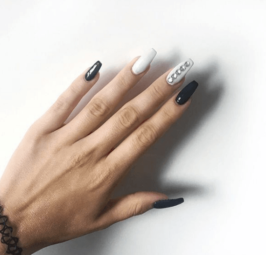 Черно-белый маникюр с камнями на длинные ногти