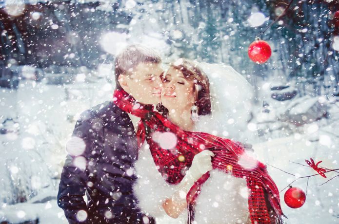 влюблённые, новогодние шары, снег