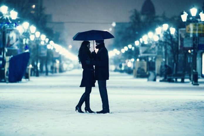 влюблённые под зонтом, снег, вечерняя улица, фонари
