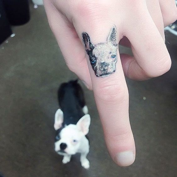 милое тату собака на указательном пальце