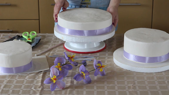 Как правильно собрать трехъярусный торт: пошаговый фото-рецепт. Каждый ярус торта установлен на специальную бумажную подложку