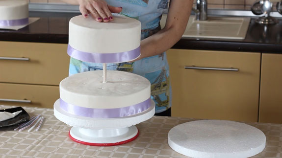 Как правильно собрать трехъярусный торт: пошаговый фото-рецепт. Аккуратно устанавливаем второй ярус торта