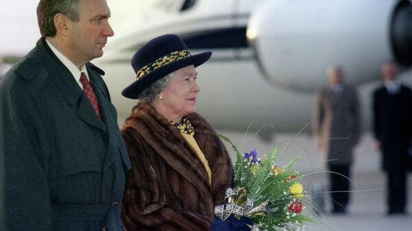Первый вице-премьер РФ Олег Сосковец и королева Елизавета II во время встречи в аэропорту. 1994 год