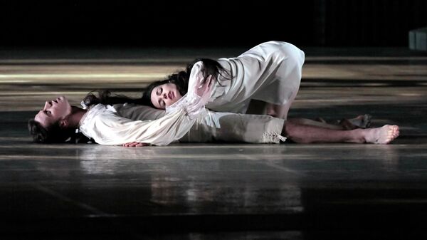 Диана Вишнева и Константин Зверев в сцене из балета Парк в постановке хореографа Анжелена Прельжокажа в Мариинском театре