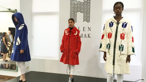 Модели демонстрируют шубы российского дизайнера Елены Ярмак во время Недели моды в Нью-Йорке