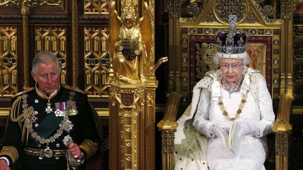 Королева Елизавета II с принцем Чарльзом во время речи в Палате лордов