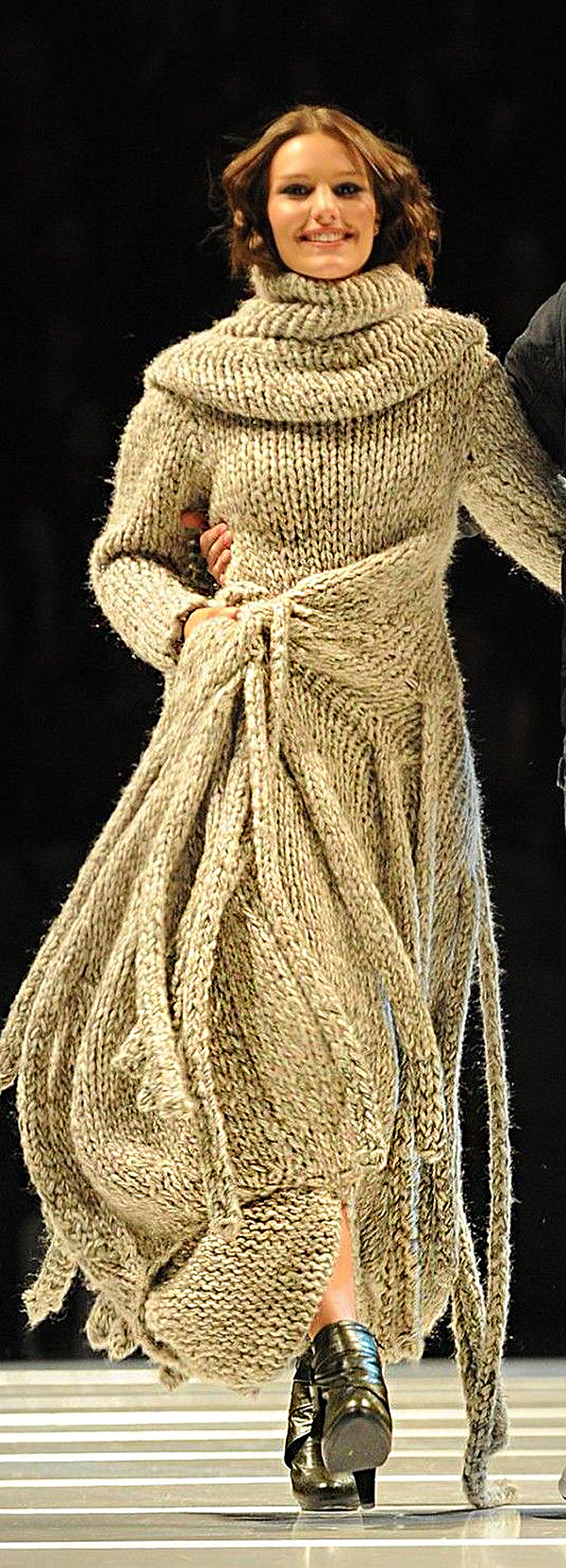 Тёплые фантазии вязаной моды: 55 экстравагантных и эффектных нарядов, фото № 6