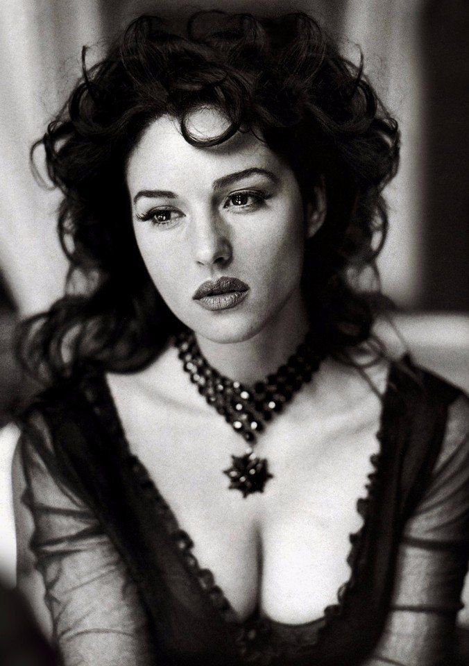 Monica Bellucci и ее женственные образы, фото № 10