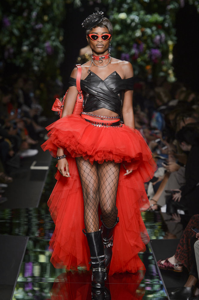 Цветочки, бабочки и рок: новая коллекция Moschino 2018, фото № 4