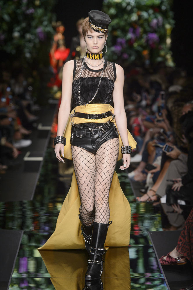 Цветочки, бабочки и рок: новая коллекция Moschino 2018, фото № 16