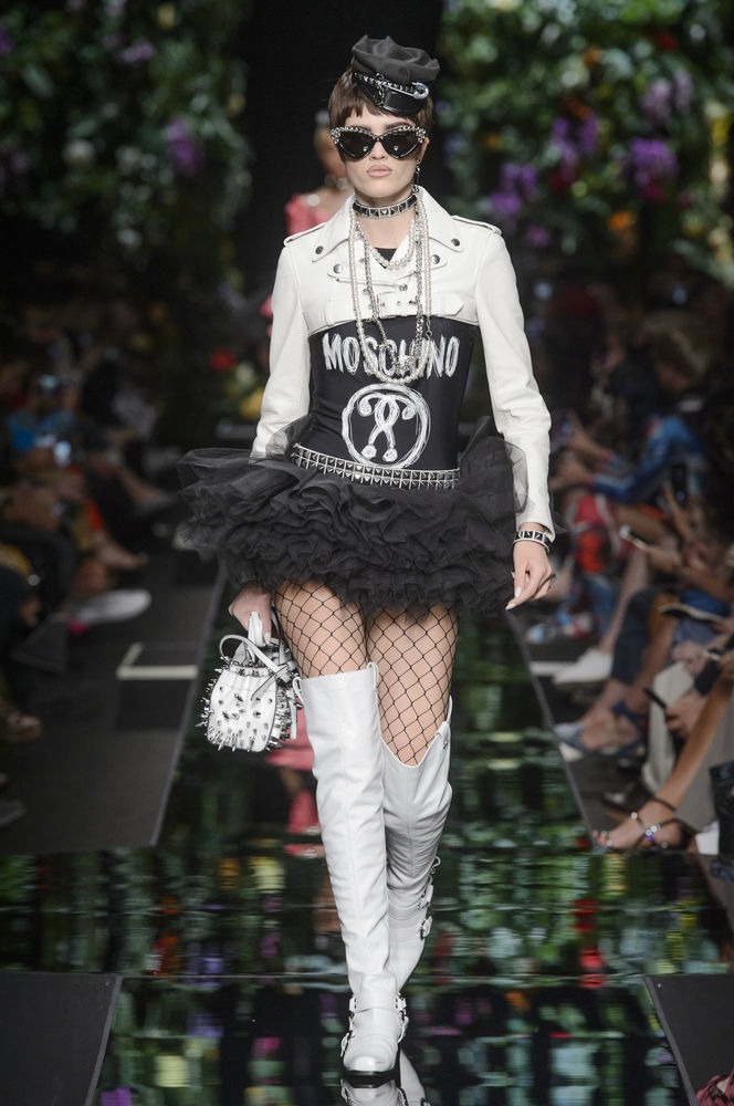 Цветочки, бабочки и рок: новая коллекция Moschino 2018, фото № 35