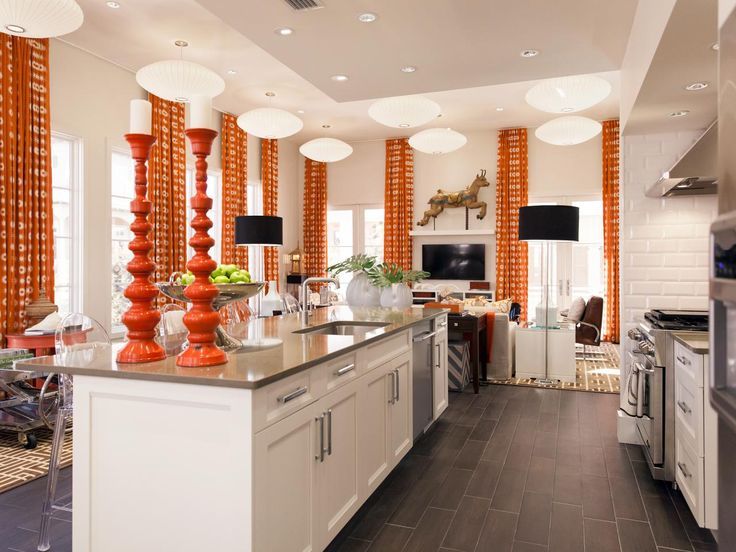 Оранжевые занавески в кухне после ремонта в 2019 году