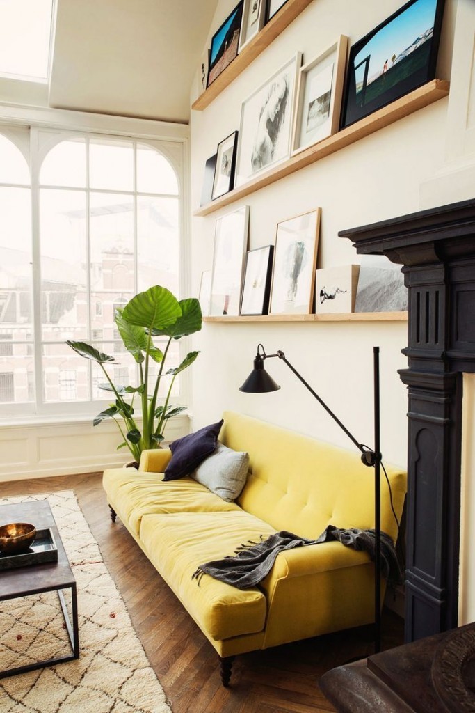 Светло-желтый диван в гостиной частного дома