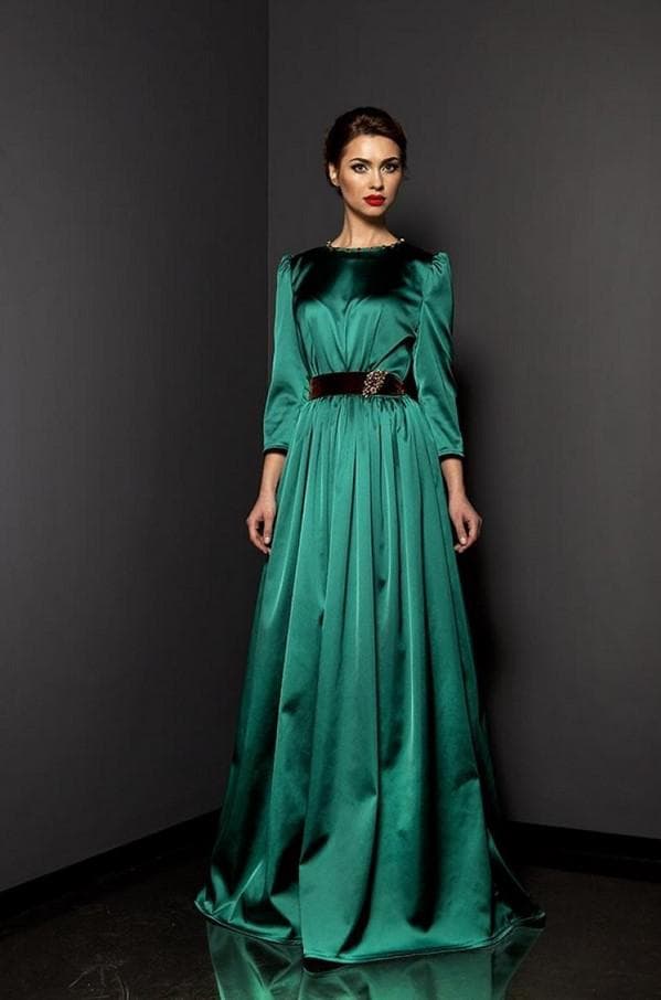 Атласное платье в пол зеленого цвета
