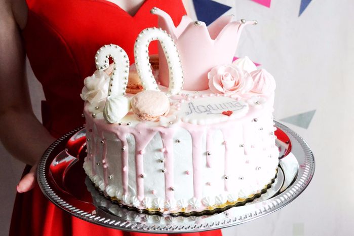 Поздравление с днем девушке 20 лет красивые. Торт на 20 лет девушке. Украшение торта на 20 лет девушке. Красивые торты на день рождения девочке. Тортик на день рождения 20 лет.