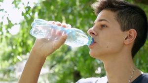 сколько нужно пить воды в день подростку, картинка