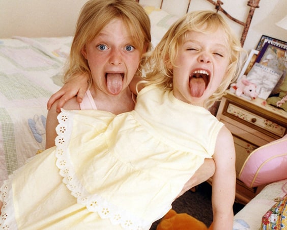Актриса Эль Фаннинг с сестрой Дакотой в детстве