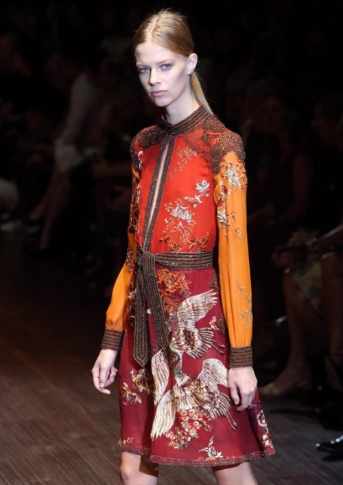 коллекция Gucci 2019 пестрое платье с поясом