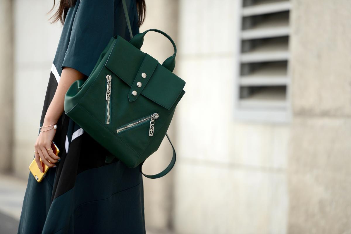 Элегантный рюкзак-сумка зеленого цвета