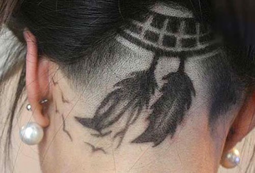 Татуировка на выбритом затылке у девушки