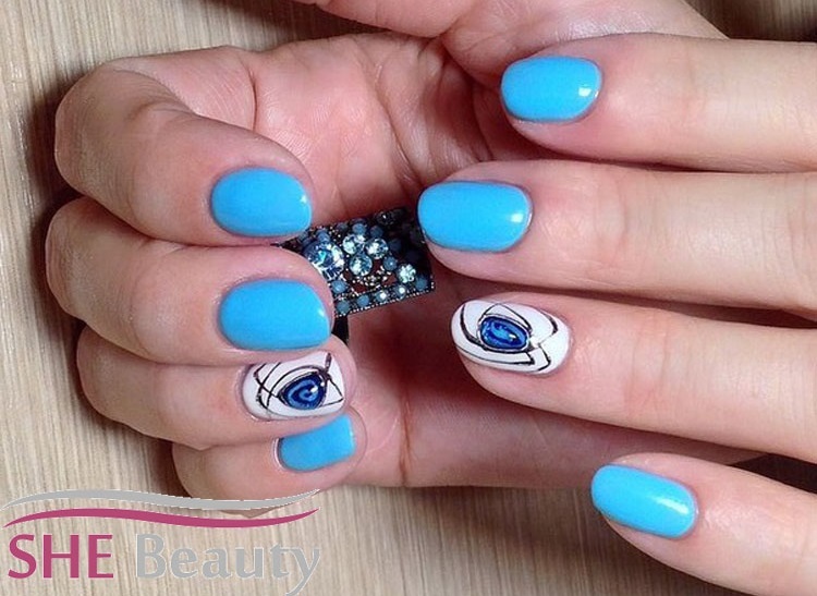 Синие жидкие камни на ногтях