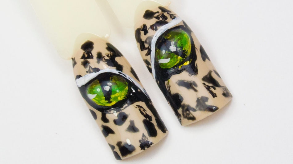 Зеленые жидкие камни на ногтях - кошачьи глаза