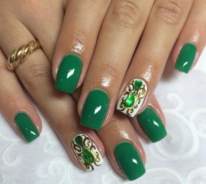 Зеленые жидкие камни на ногтях