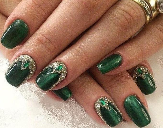 Зеленые жидкие камни на изумрудных ногтях, фото