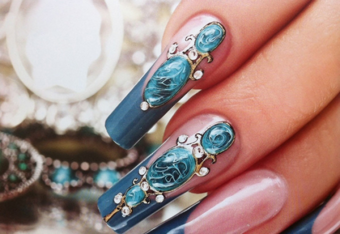 Синие жидкие камни на голубых ногтях