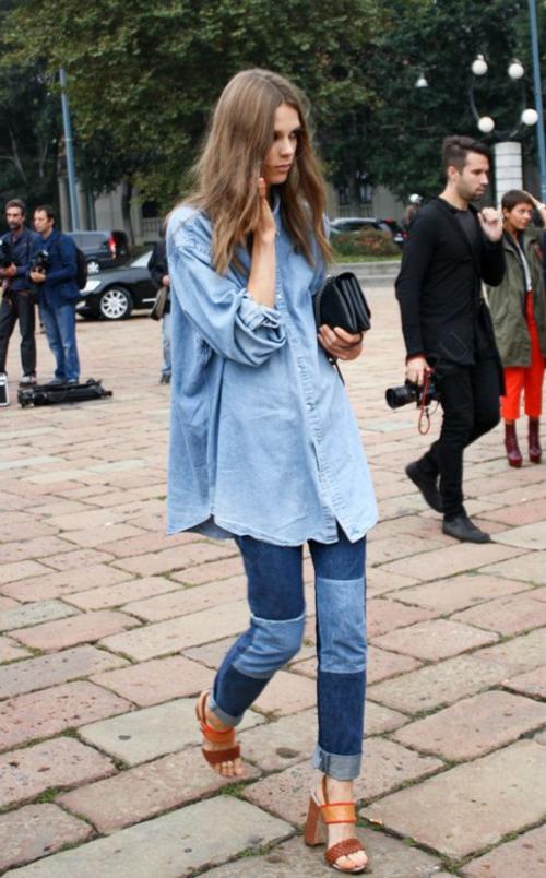 Голубая рубашка женская с джинсами. Total jeans look