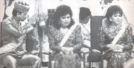 5  The Sultan with his first wife Anak Saleha, centre, and former wife Mariam Abdul Aziz.jpg