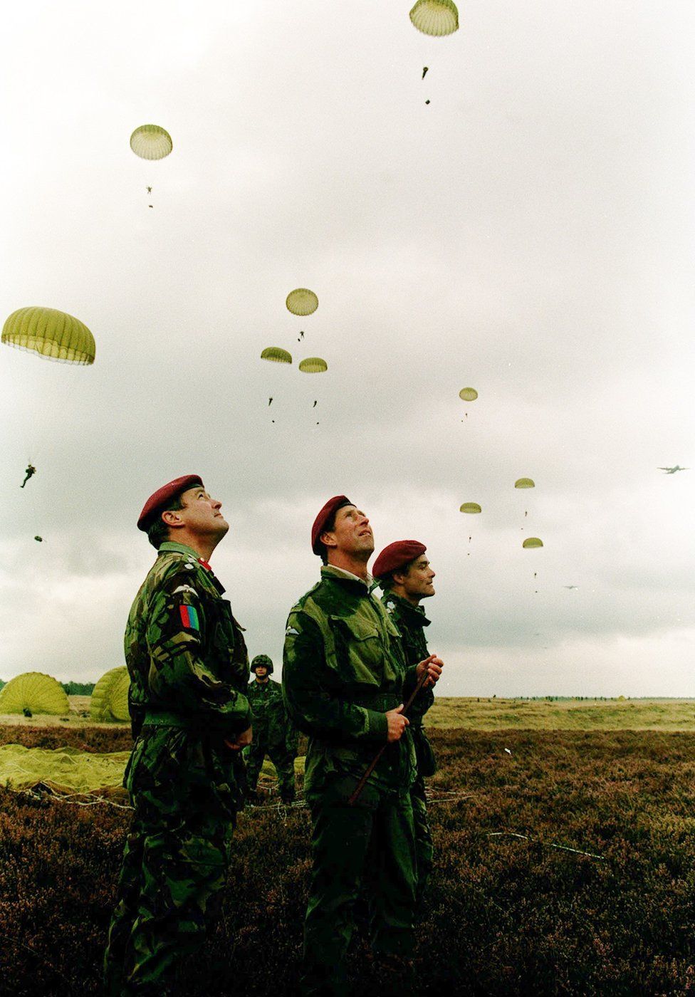Принц Чарльз наблюдает за приземлением британских парашютистов