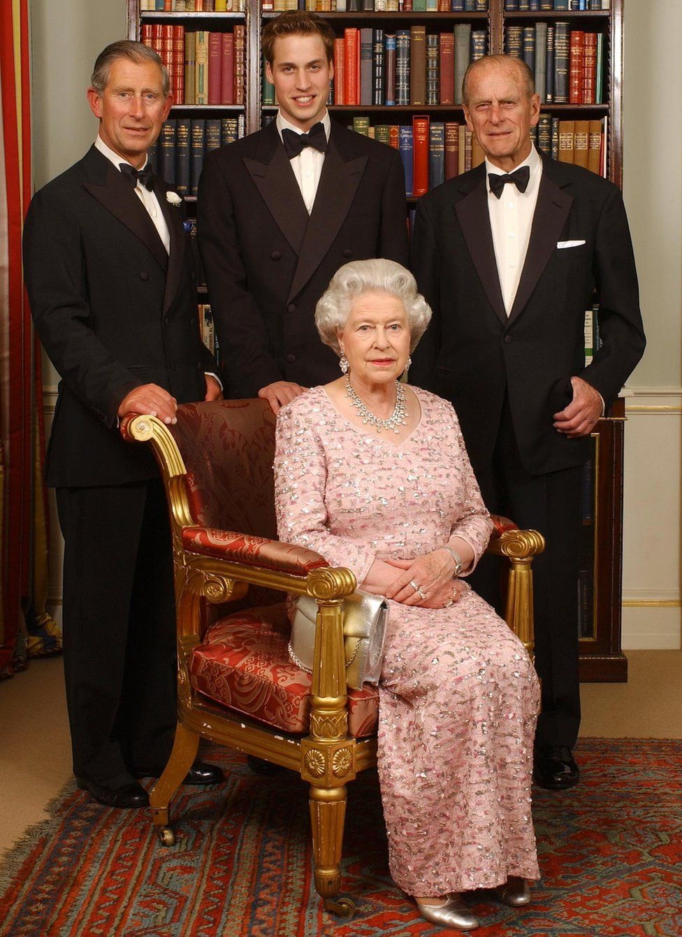Три поколения британской королевской семьи: королева Елизавета II и ее муж, герцог Эдинбургский, их старший сын, принц Чарльз, и старший внук принц Уильям