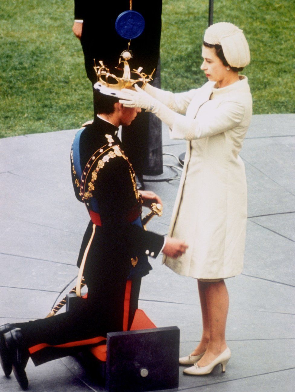 Королева Елизавета II проводит процедуру инвеституры своего старшего сына Чарльза, объявляя его принцем Уэльским