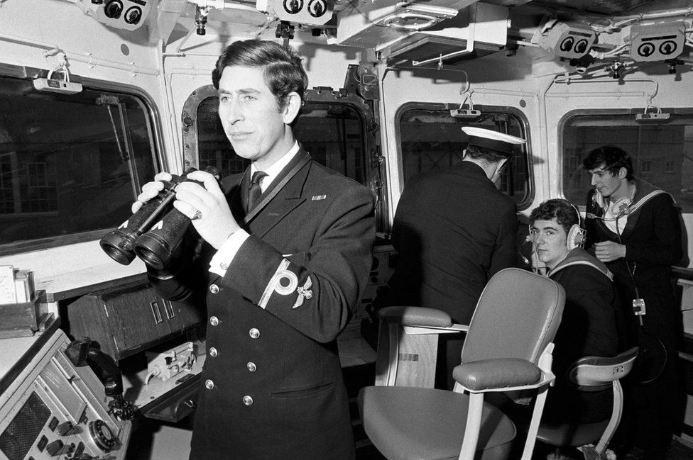К 1973 году принц Чарльз стал подпоручиком королевского флота.