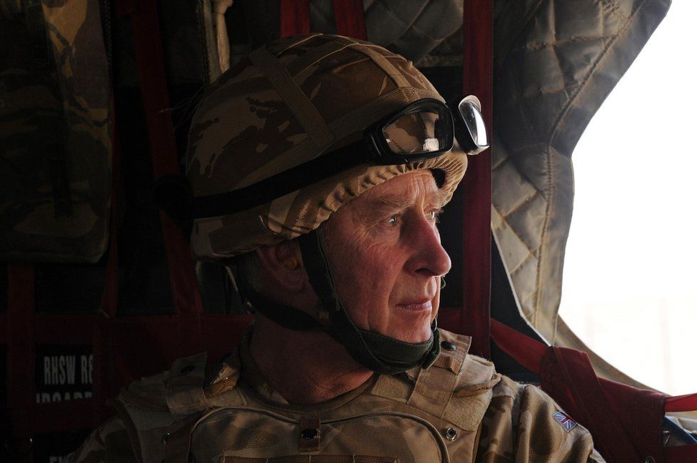 Принц Чарльз на борту британского военного вертолета в Афганистане