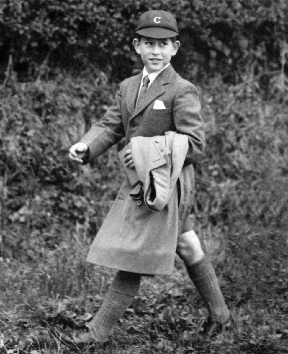 Принц Чарльз по дороге в школу в Беркшире