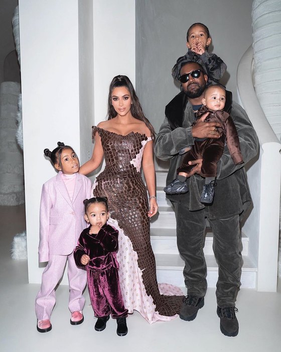 Ким Кардашьян с мужем и детьми