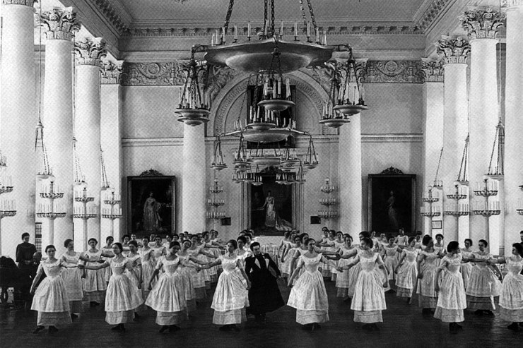 Воспитанницы Смольного института благородных девиц на уроке танцев, 1889 год.