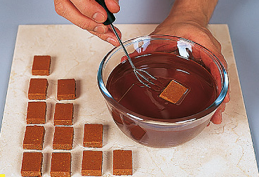 Шоколад: украшение тортов, пирожных, конфет – своими руками